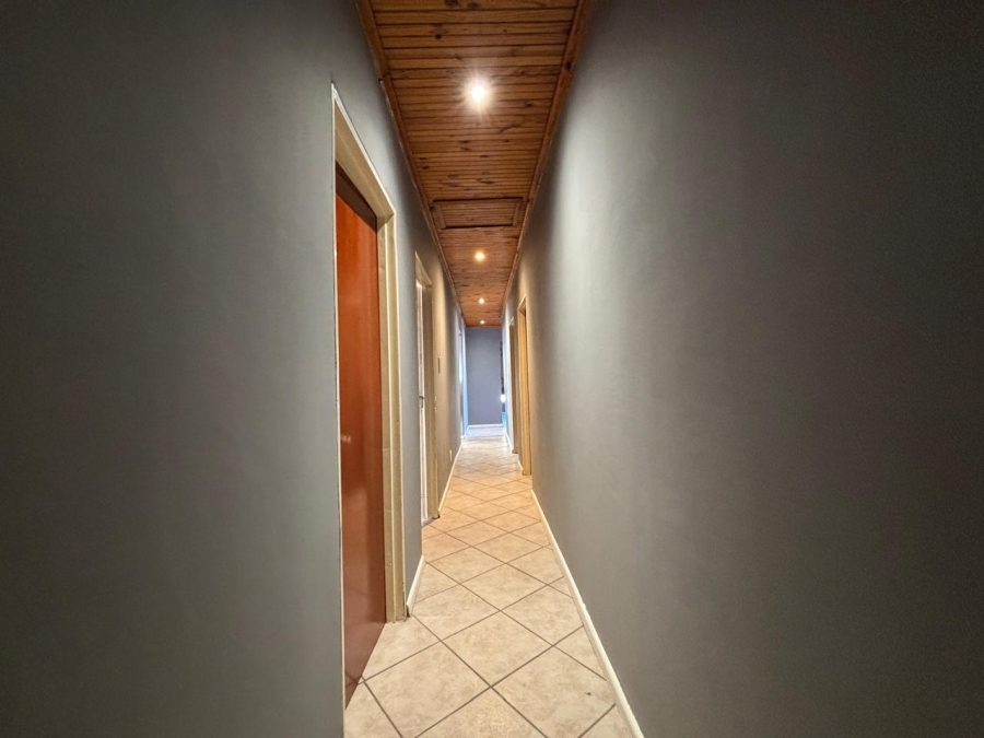 5 Bedroom Property for Sale in Electric City Western Cape